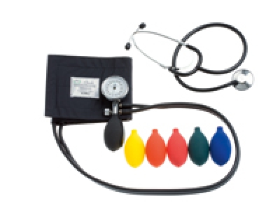 Blutdruckmessgerät und Stethoskop im Set